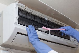 Nettoyage des unités intérieure et extérieure du climatiseur avec un générateur de vapeur et d'autres équipements